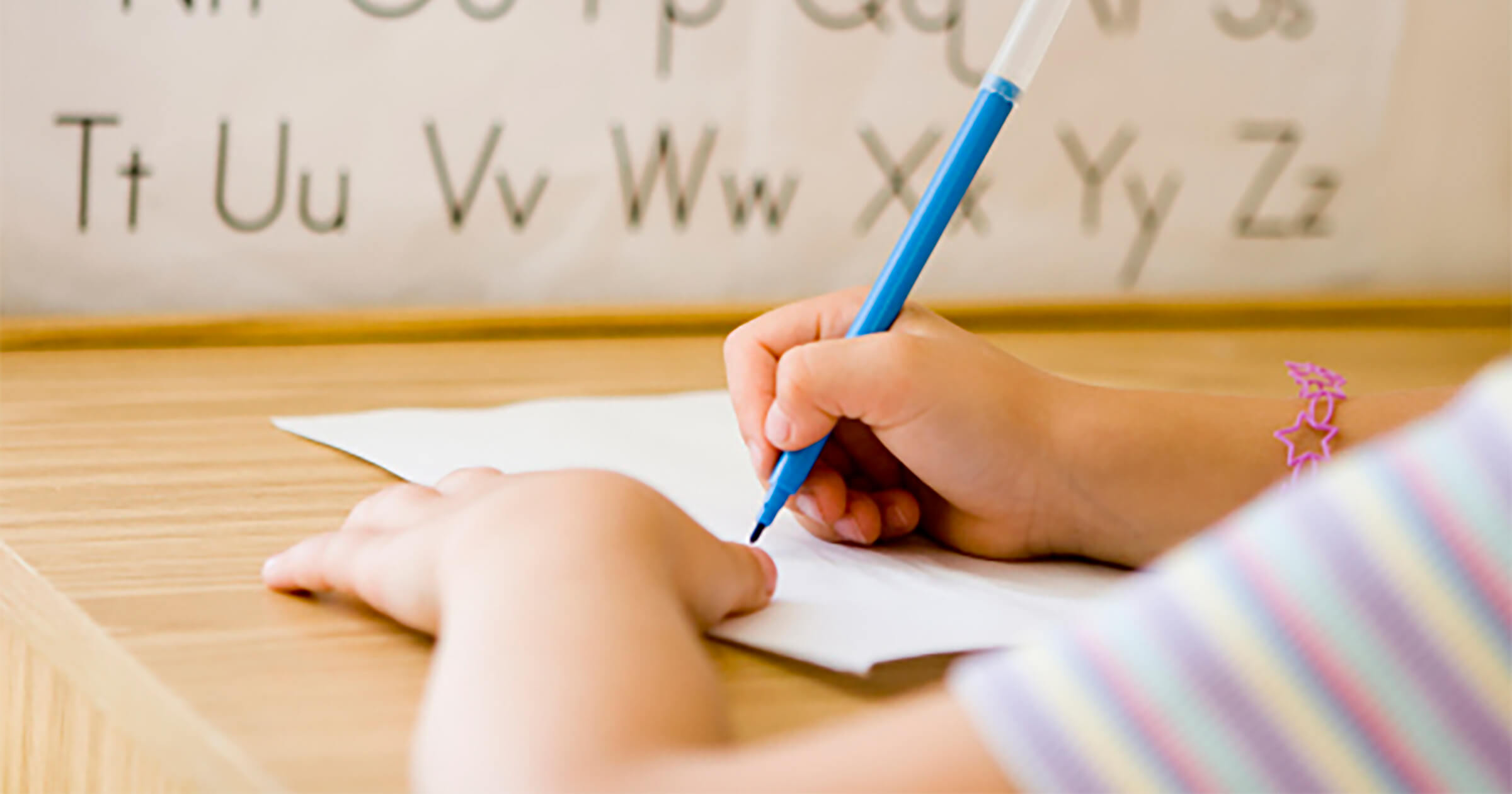 Criança escrevendo o alfabeto. 50 Atividades de alfabetização Descubra como melhorar o aprendizado