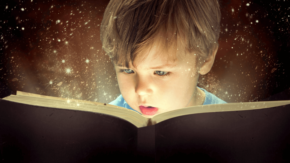 garoto lendo um livro mágico com muita imaginação - 50 Histórias Infantis que Educam e Divertem