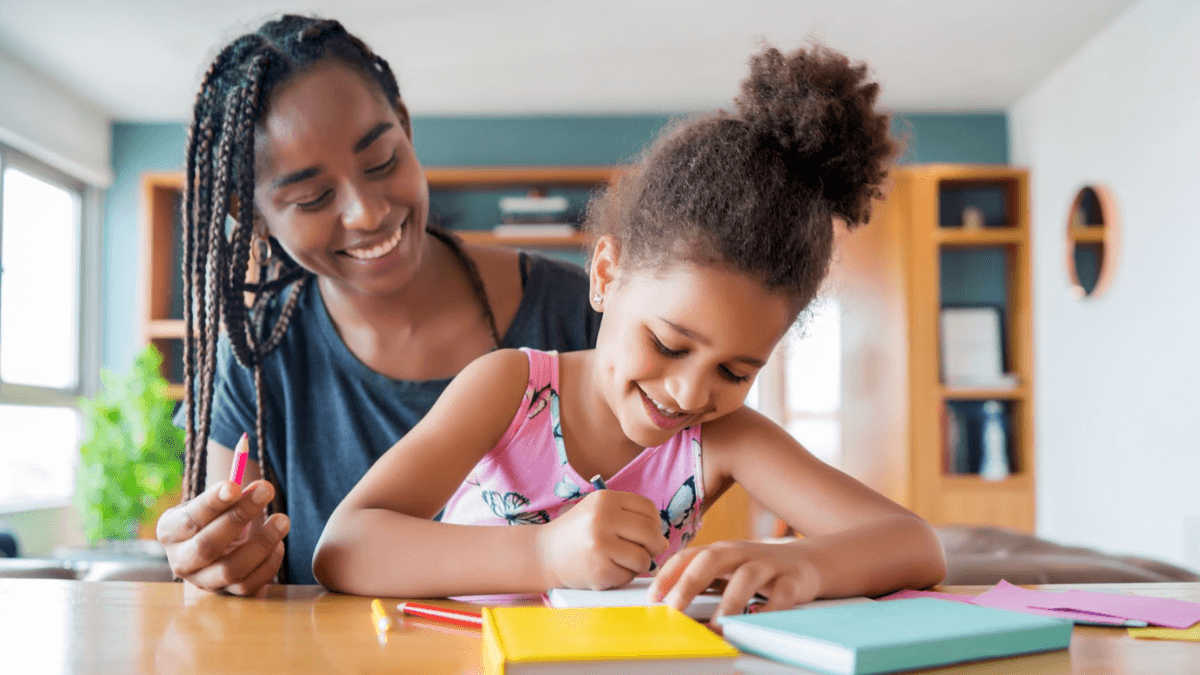 Mãe e filha. Mãe ensinando o letramento na alfabetização da filha. Como iniciar o letramento com apoio dos pais?