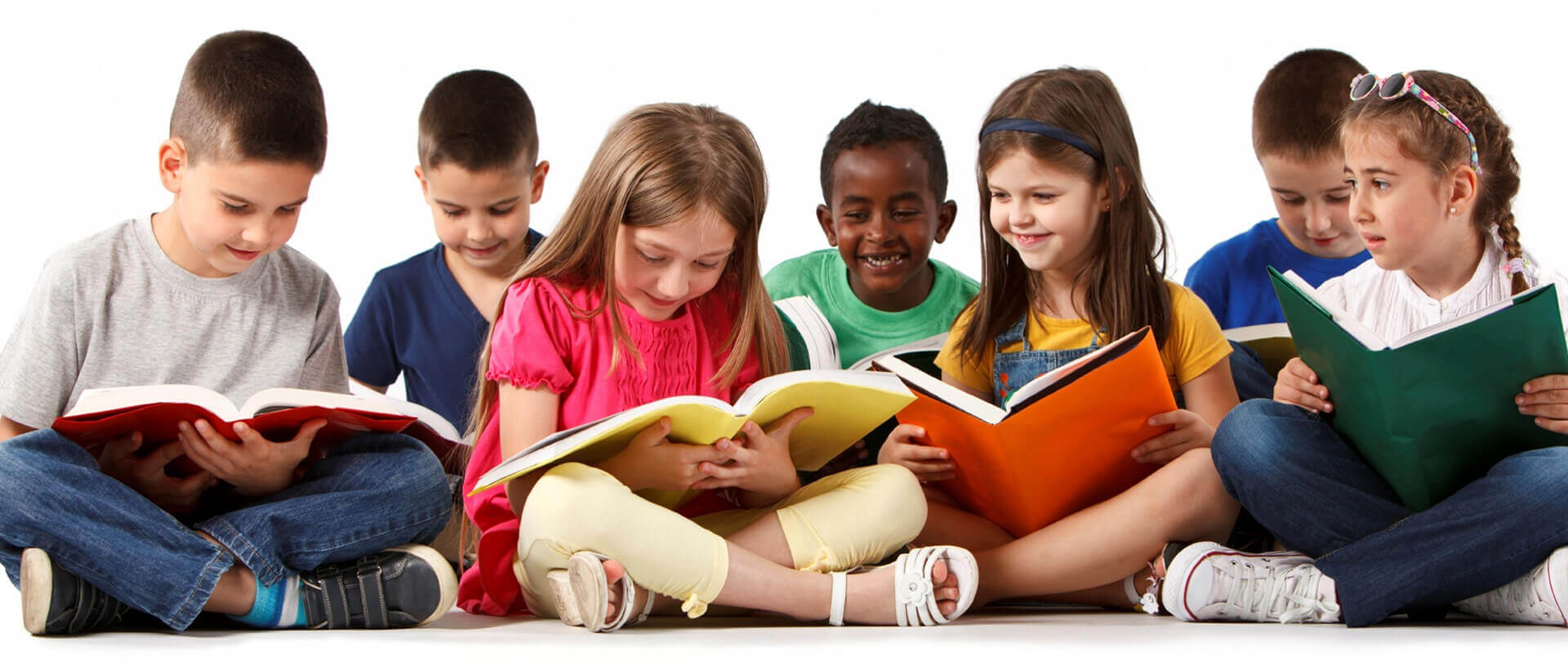 7 crianças lendo livros. Descubra tudo sobre o Método Global: um olhar abrangente na alfabetização.