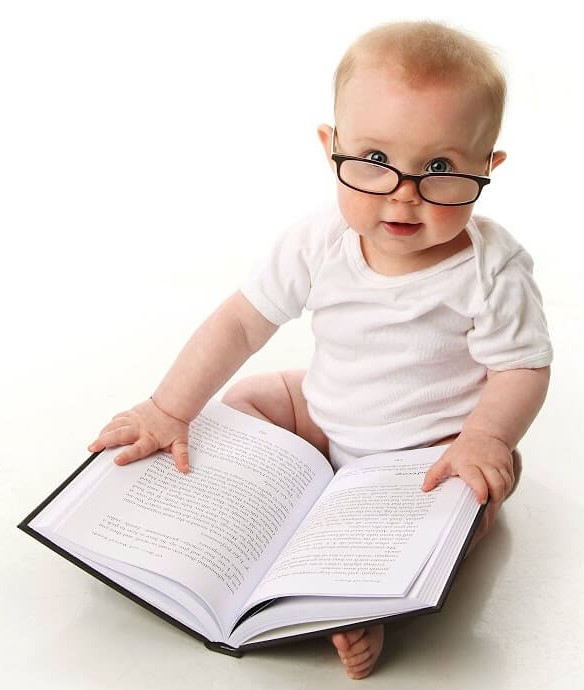 bebe de óculos lendo um livro