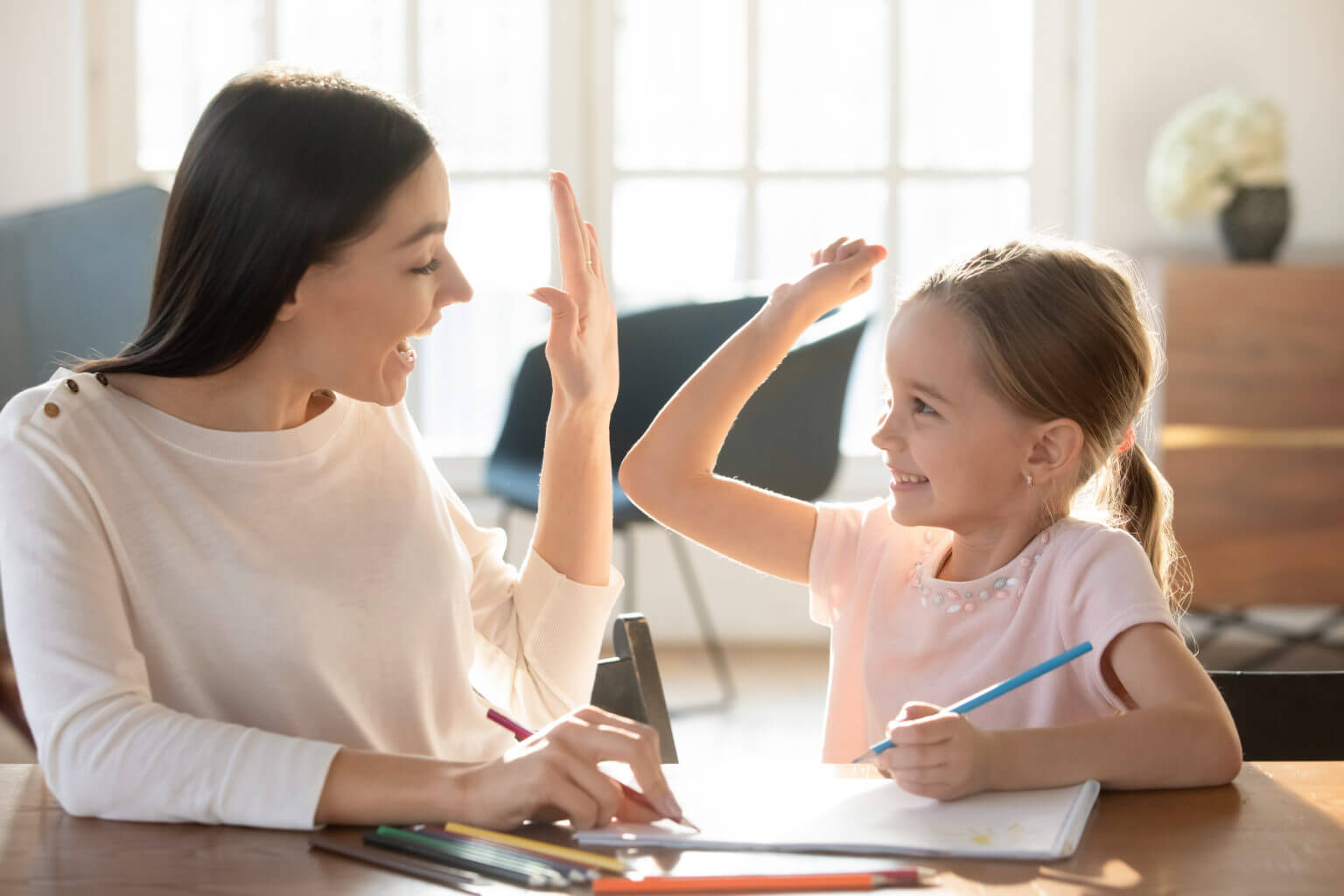 Mãe e filha juntas felizes - Por que devo praticar a comunicação não violenta com as crianças?