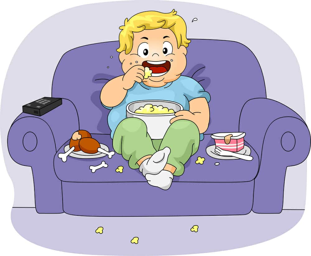 Menino assistindo televisão passivamente enquanto come guloseimas - Telas e o desenvolvimento físico