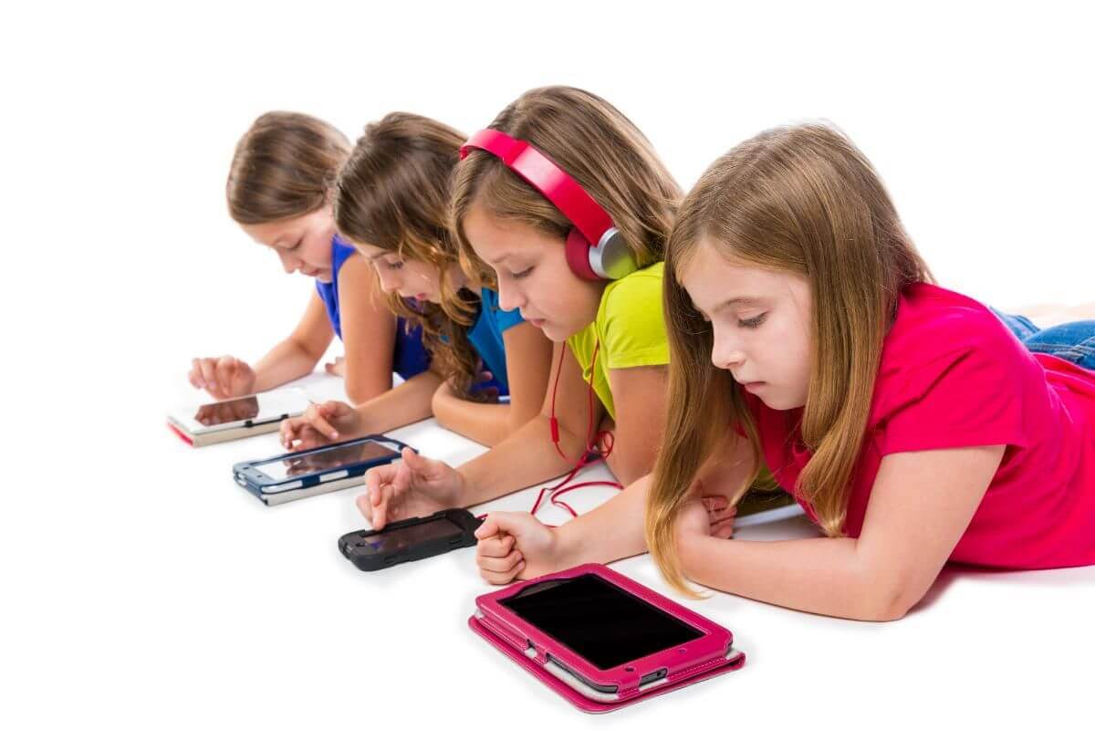 Telas e o desenvolvimento social - quatro crianças sem interações sociais por estarem conectadas aos seus smartphones