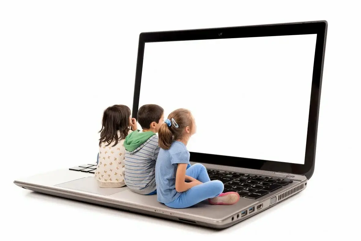 três crianças frente à tela do notbook - Conheça os Riscos do  Excesso de Telas na infância