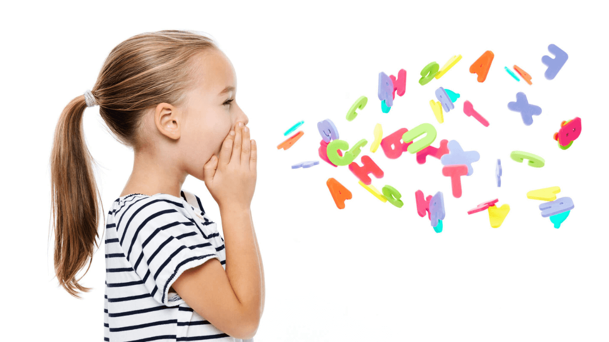A importância da consciência fonológica - menina falando muitas letras