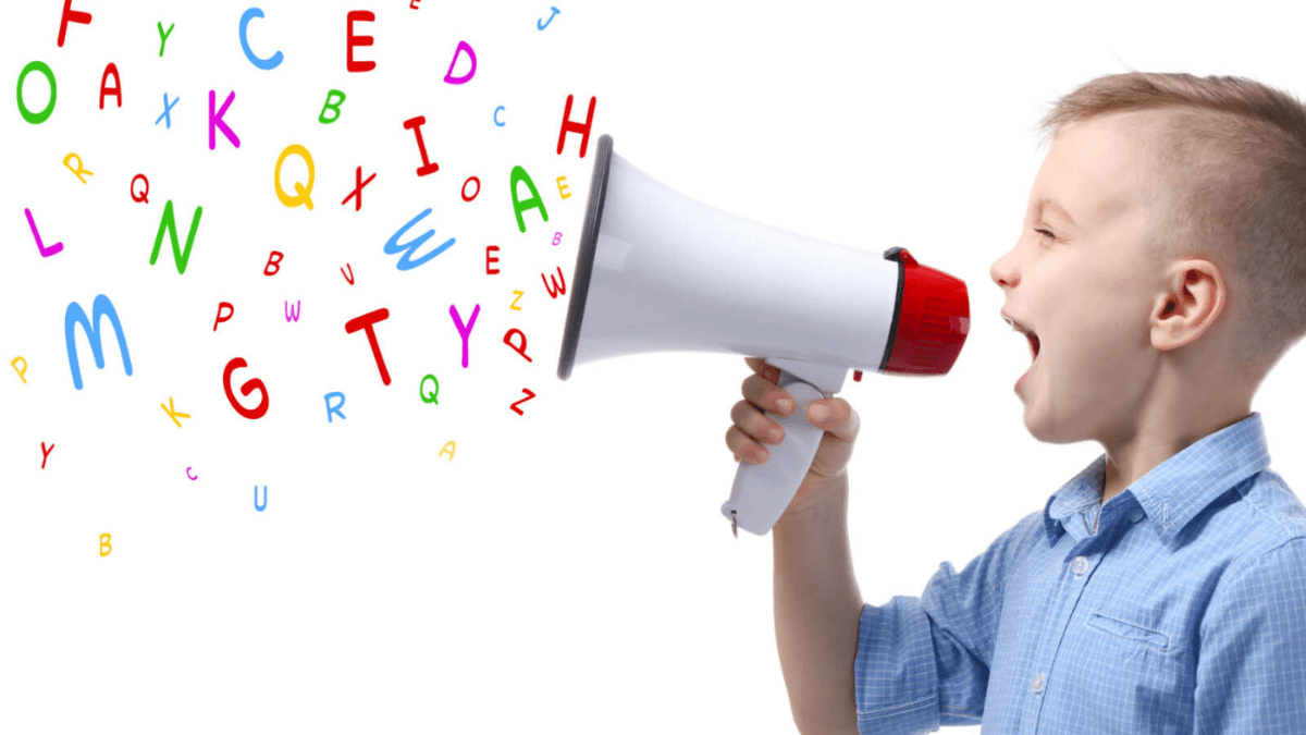 Consciência fonológica e os sons das letras - menino falando os sons das letras em um auto-falante