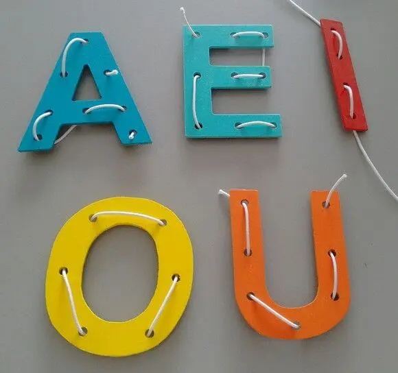 Vogais: a, e, i, o, u; podem ser utilizadas em atividades de alfabetização para crianças de 3 anos.