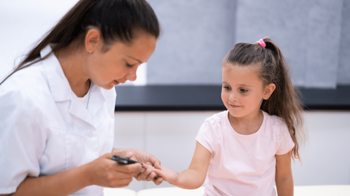 Diabetes infantil - iEducação - menina fazendo exame de diabetes