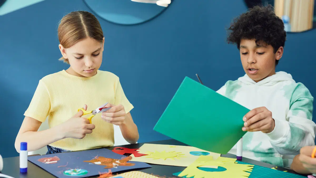 Atividades Educacionais Para Potencializar a Aprendizagem - iEducação Crianças recortando e colando.
Imagem: por Vanessa Loring