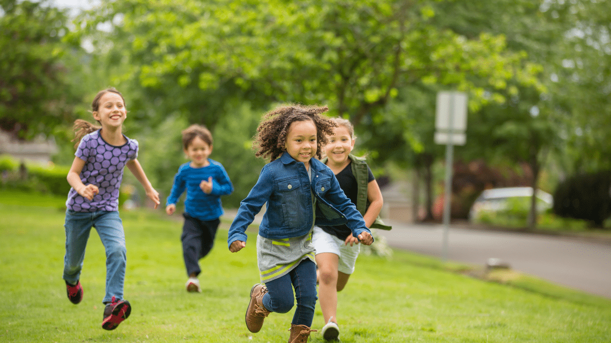 crianças correndo.
Imagem: por FatCamera