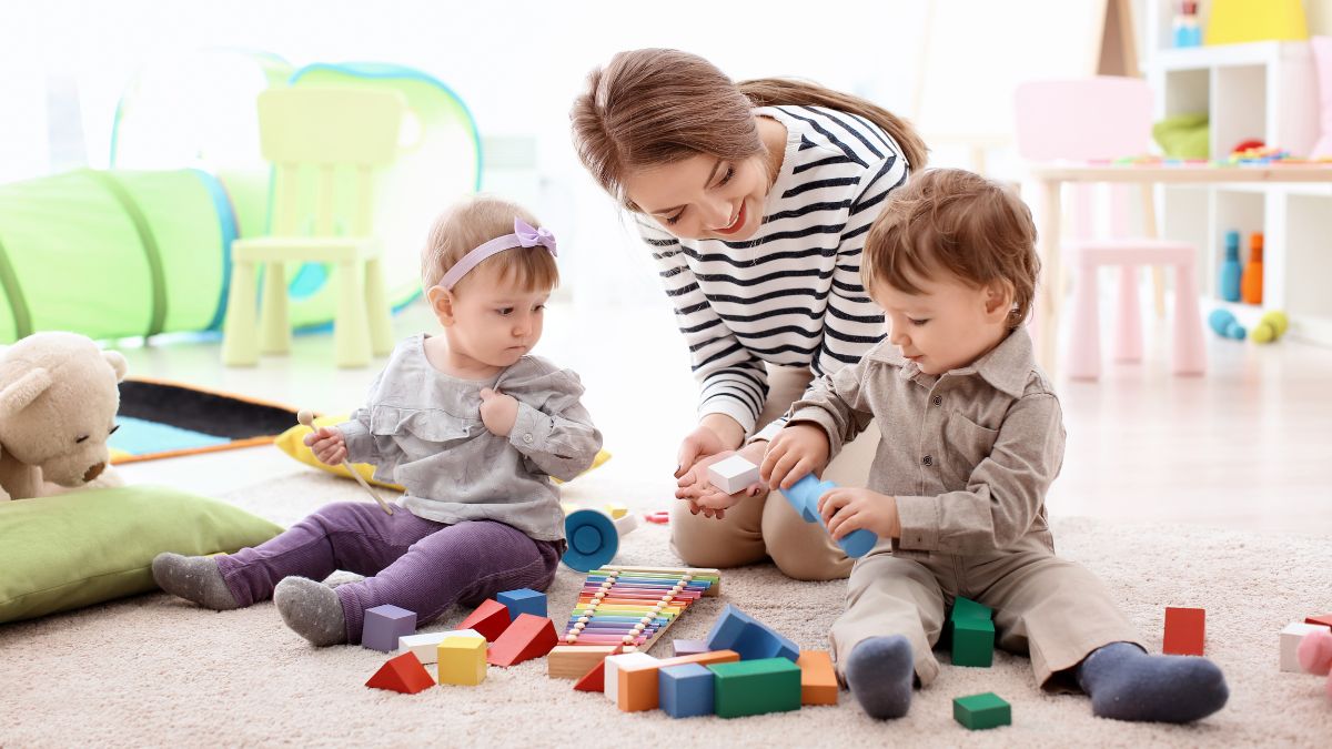 Crianças brincando de montar blocos em formas geométricas. Imagem Canva Pro