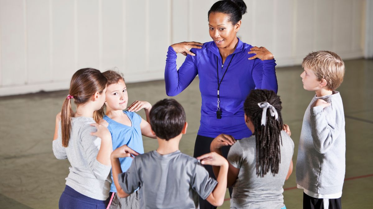 Professora ensinando a criança de forma lúdica. Imagem: Canva Pro