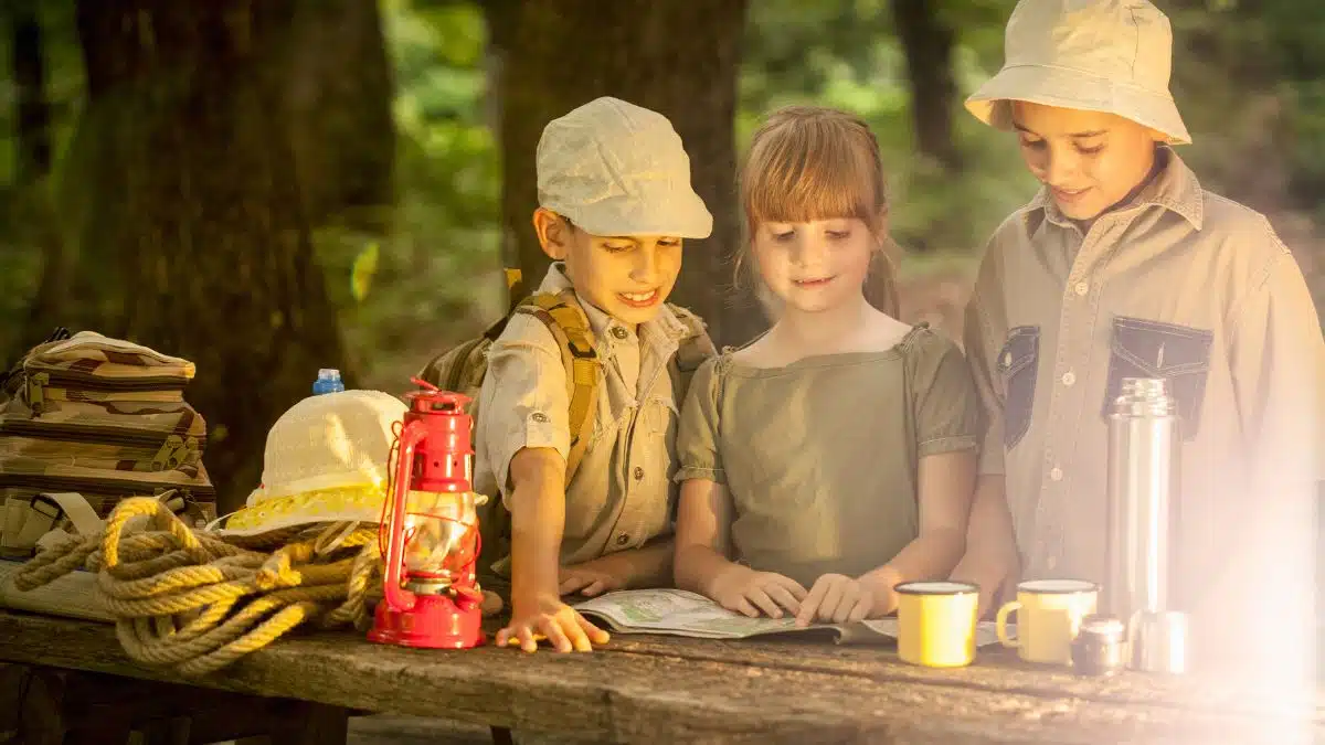Atividades e Brincadeiras Educativas para Colônia de Férias - iEducação Crianças brincando de acampar.