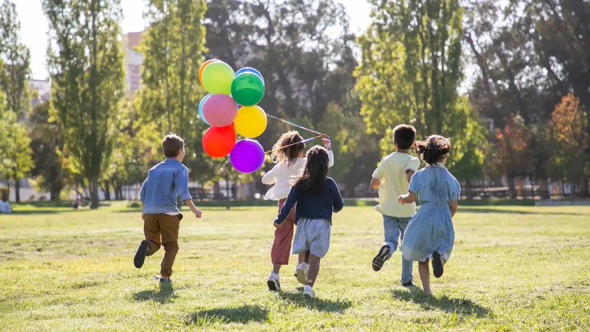 Atividades e Brincadeiras Educativas para Colônia de Férias - iEducação Crianças correndo.