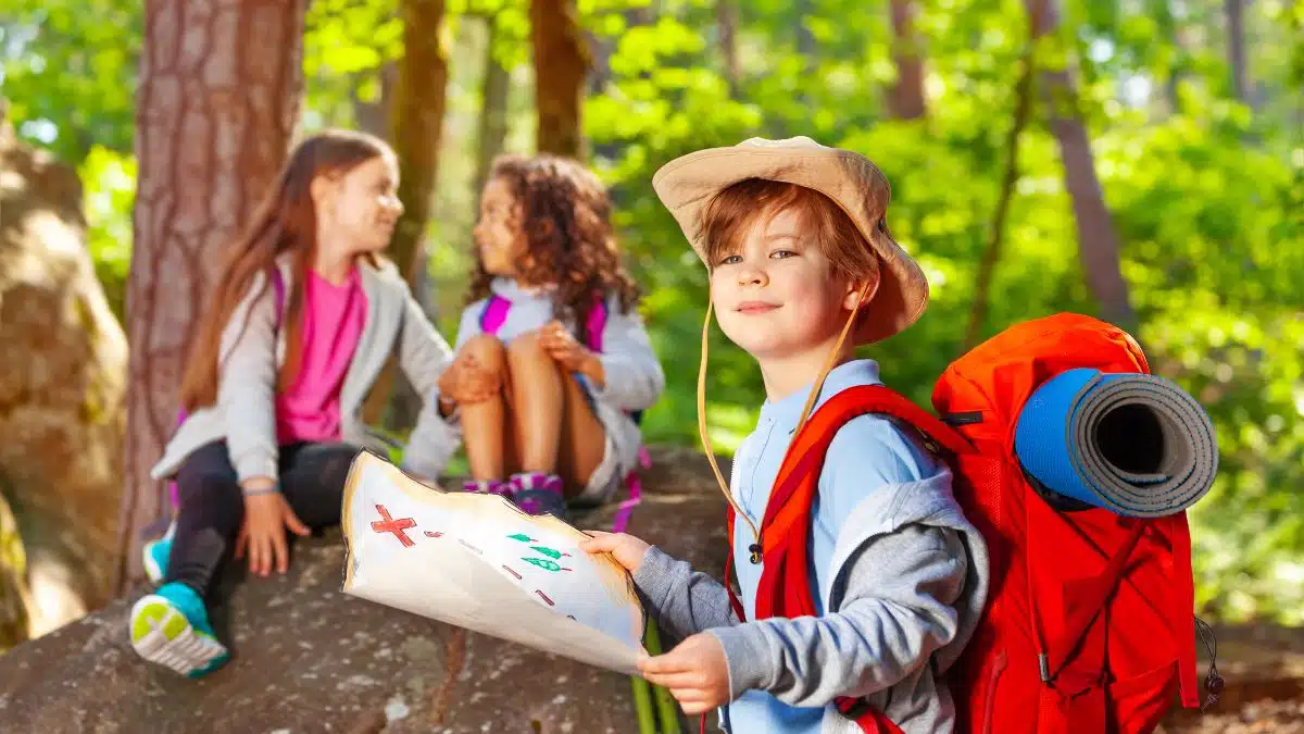 Atividades e Brincadeiras Educativas para Colônia de Férias - iEducação Crianças brincando de Caça ao Tesouro.