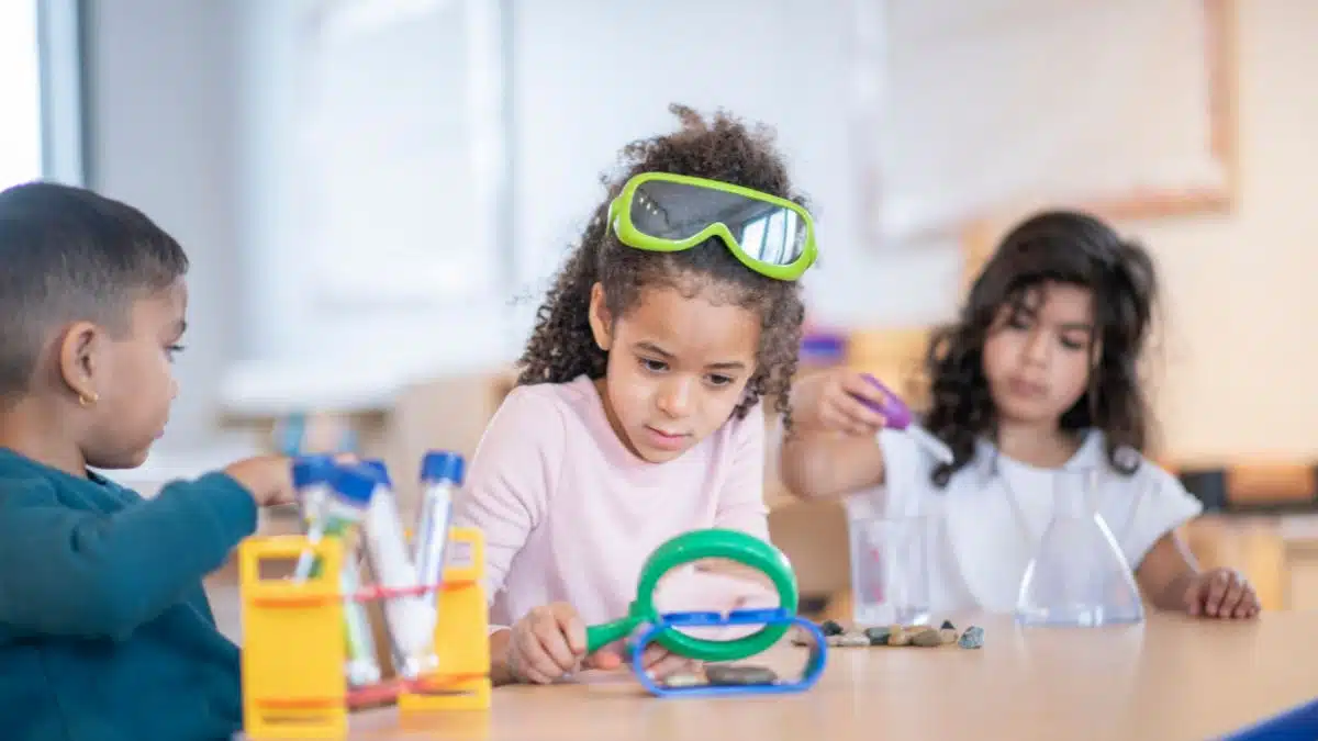 Atividades e Brincadeiras Educativas para Colônia de Férias - iEducação Crianças fazendo experimentos.
