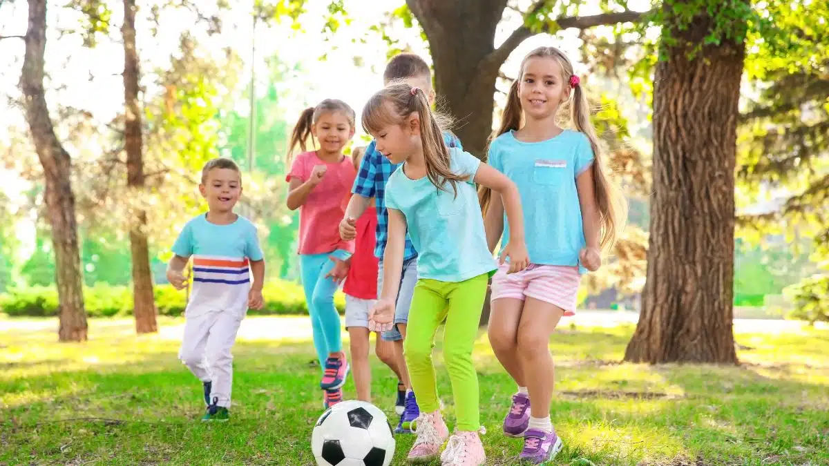 Atividades e Brincadeiras Educativas para Colônia de Férias - iEducação Crianças brincando de bola.