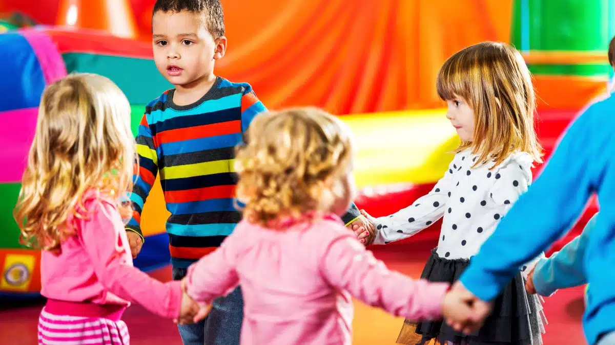 Atividades e Brincadeiras Educativas para Colônia de Férias - iEducação Crianças dançando em circulo.