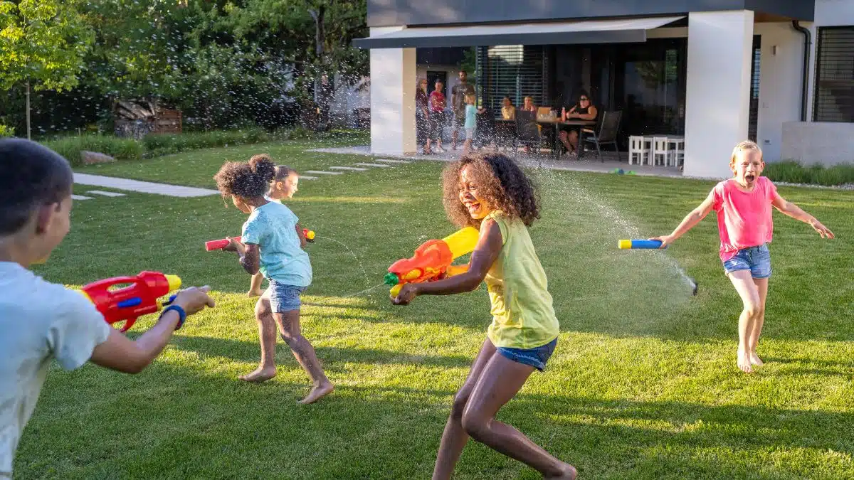 Atividades e Brincadeiras Educativas para Colônia de Férias - iEducação Crianças brincando com água.
