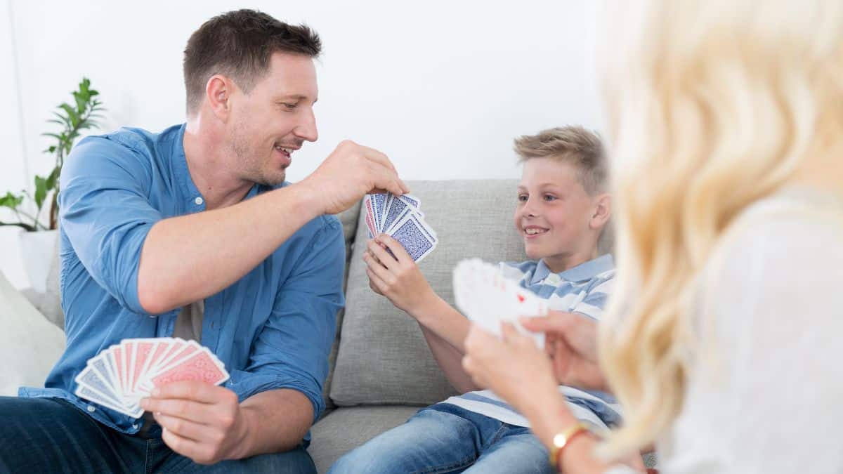 Família brincando com jogos de cartas.