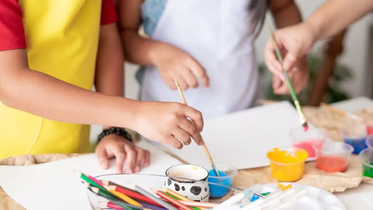 Atividades e Brincadeiras Educativas para Colônia de Férias - iEducação Crianças pintando com tinta guache.