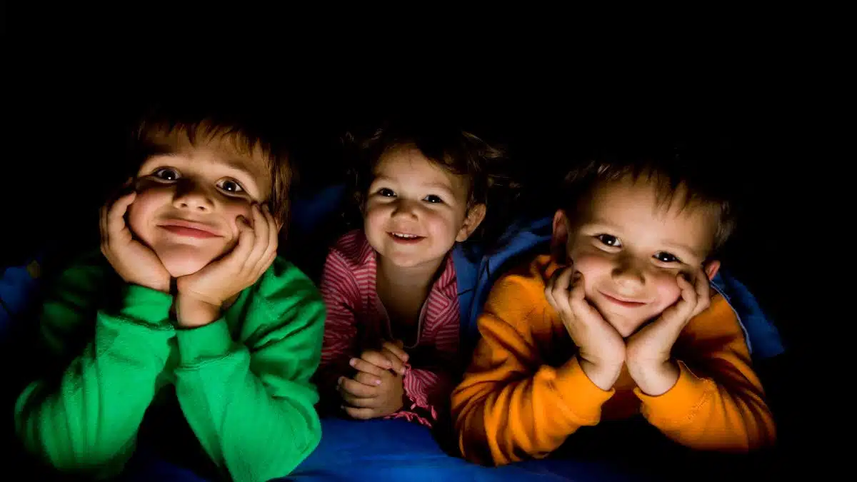 Atividades e Brincadeiras Educativas para Colônia de Férias - iEducação Crianças brincando de acampar.