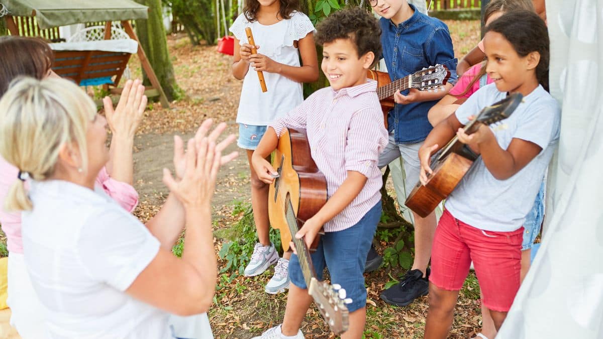 Crianças com instrumentos musicais.
