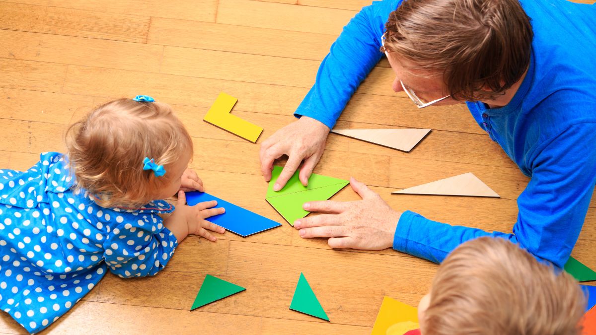 Crianças brincando de montar formas geométricas com o pai.
Imagem: Nadezhda1906
