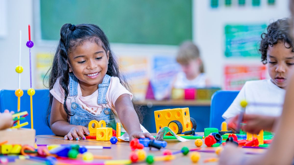 Crianças concentradas brincando de montar blocos coloridos.
Imagem: FatCamera de Getty Images Signature