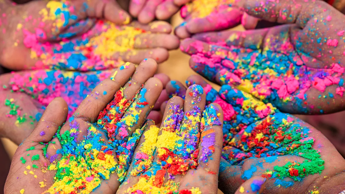Crianças com tinta colorida.Imagem:  por hadynyah de Getty Images Signature