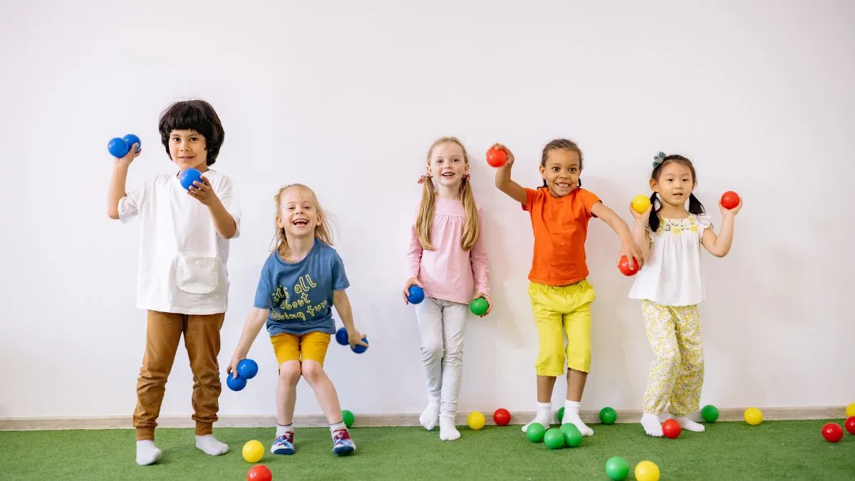 Crianças brincando com bolas coloridas.
